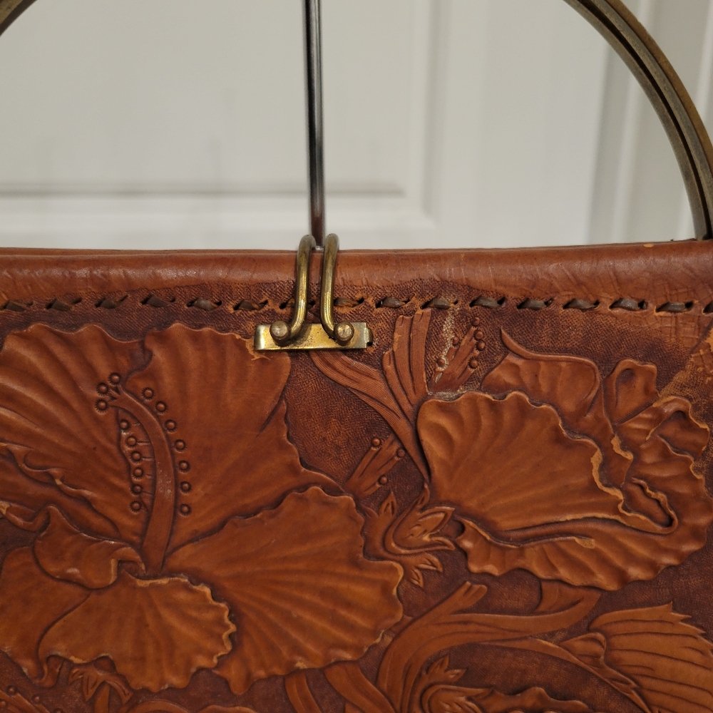 VINTAGE LEATHER HAND TOOLED PURSE WITH SUEDE INTERIOR. BRASS HARDWARE - Picture 13 of 15